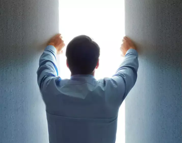 A Disruptive Look
on Satellite Networks - A person looks towards a light source